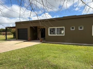 Quinta vacacional · 207m² · 4 Dormitorios · 2 Cocheras · Casa en Barrio Cerrado. Impecable!