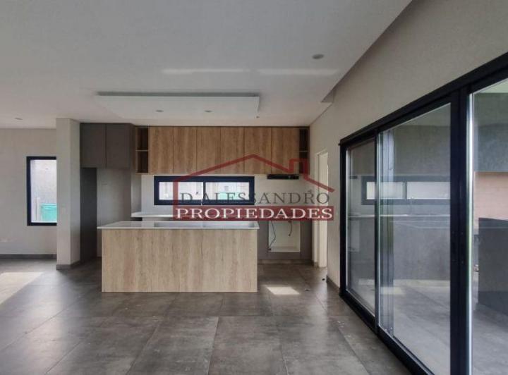Casa · 203m² · 6 Ambientes · 2 Cocheras