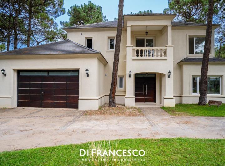 Casa · 333m² · 4 Ambientes · 2 Cocheras