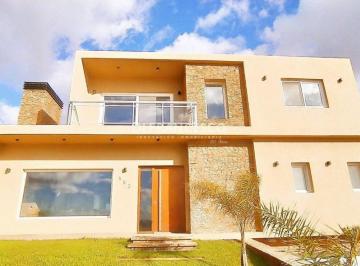 Casa · 149m² · 5 Ambientes · 2 Cocheras · Venta - Casa de 5 Ambientes en Costa Esmeralda - Ecuestre 153