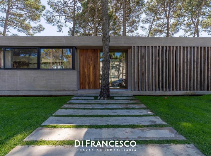 Casa · 262m² · 5 Ambientes · 2 Cocheras