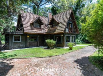 Casa · 280m² · 8 Ambientes · 5 Cocheras · Casa en Venta Carilo - Jacaranda y Divisadero. Piscina Climatizada