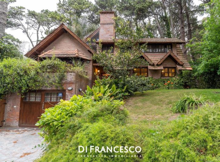 Casa · 200m² · 5 Ambientes · 1 Cochera