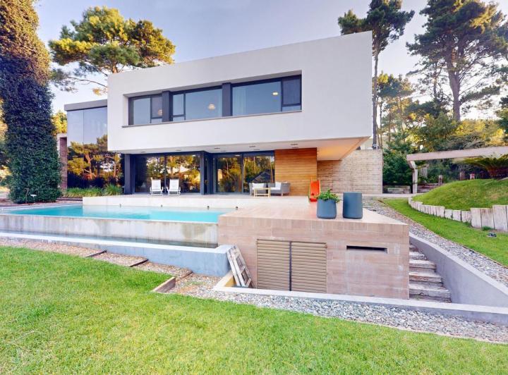 Casa · 340m² · 6 Ambientes · 2 Cocheras