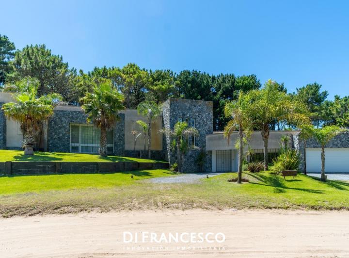 Casa · 1829m² · 6 Ambientes · 2 Cocheras