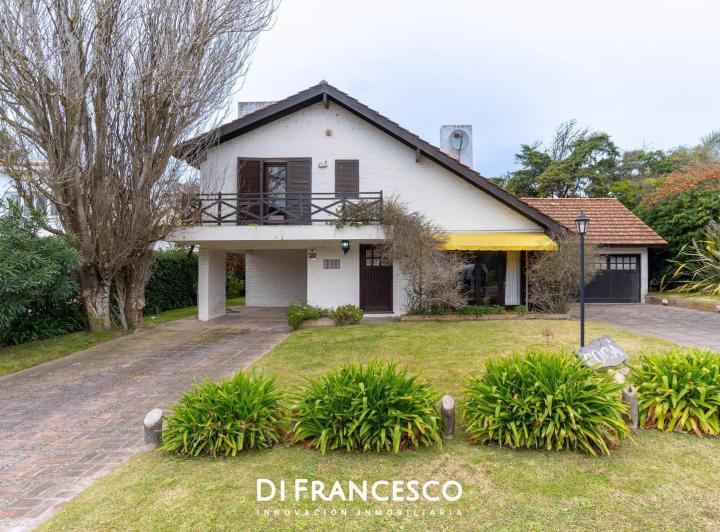 Casa · 192m² · 5 Ambientes · 2 Cocheras