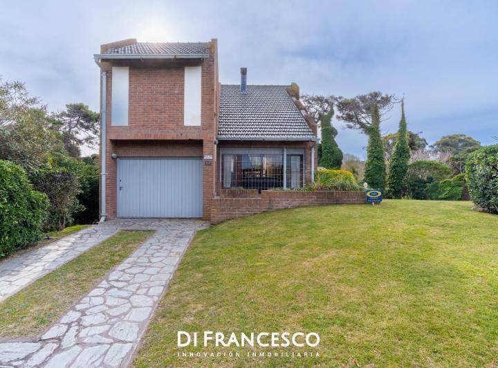 Casa · 290m² · 8 Ambientes · 1 Cochera