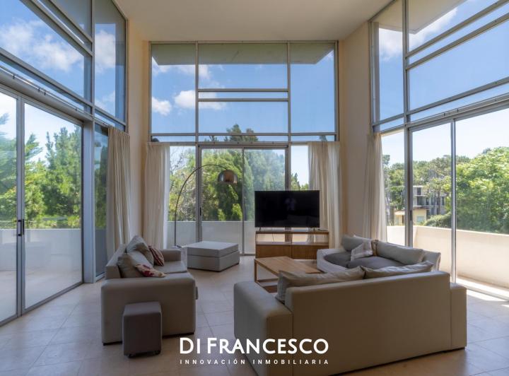Casa · 430m² · 6 Ambientes · 4 Cocheras