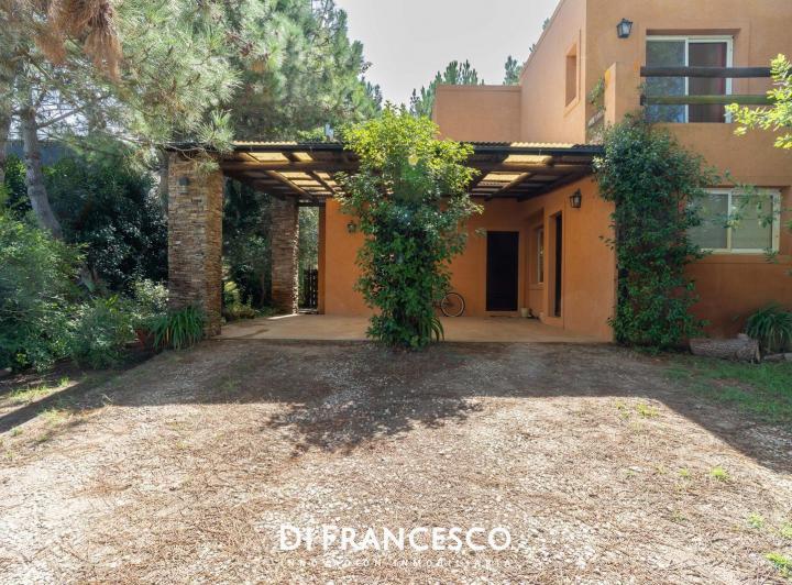 Casa · 230m² · 7 Ambientes · 2 Cocheras