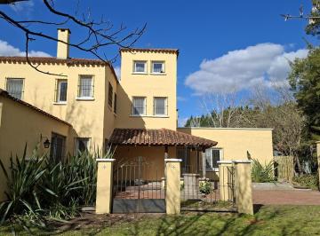 Quinta vacacional · 506m² · 9 Ambientes · 4 Cocheras · Casa de 500 m² en Venta Sobre Lote de 2.500 m², Apta Crédito en Chacras del Ocho, Al Lado de Pilará