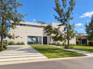Casa · 210m² · 6 Ambientes · Venta Casa Al Rio en Naudir