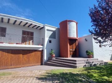 Casa · 345m² · 9 Ambientes · 2 Cocheras · Venta Espléndida Casa en Chacras de Coria