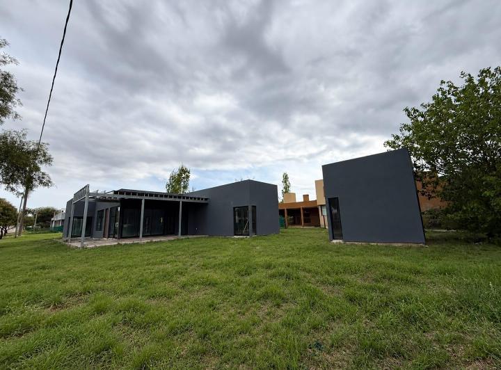 Casa · 250m² · 1 Ambiente