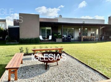 Casa · 151m² · 5 Ambientes · 1 Cochera · Casa de 3 Dorm. en Una Planta en Venta en Lote Interno en San Francisco, Villanueva
