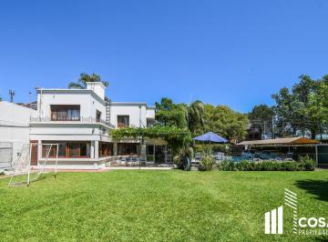 Casa · 862m² · 8 Ambientes · 3 Cocheras · Alquiler Casa 3 Dorm. con Amplio Jardín y Piscina Fisherton Rosario