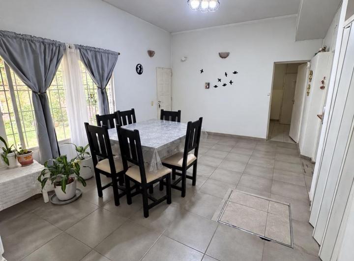 Casa · 200m² · 5 Ambientes · 2 Cocheras