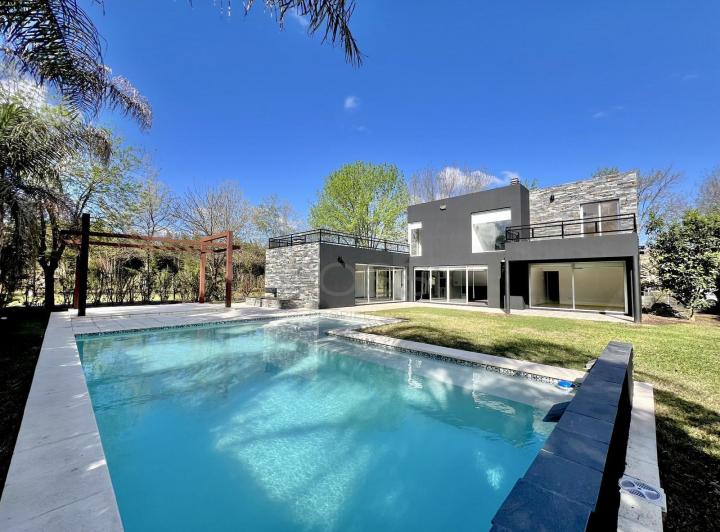Casa · 280m² · 6 Ambientes · 4 Cocheras