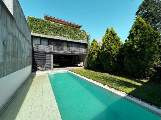 Casa · 190m² · 6 Ambientes · 2 Cocheras
