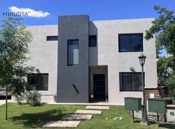 Casa de 5 ambientes, Pilar · Casa en Venta 4 Dorm. + Escritotio + 2 Baños + Toilette + Lavadero + Los Robles + Apto Credito