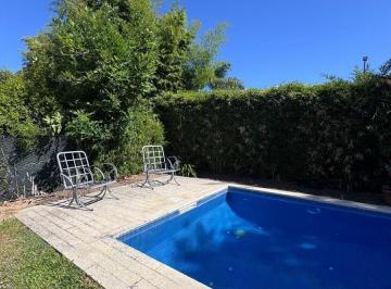 Casa · 155m² · 3 Dormitorios · 1 Cochera · Casa en Alquiler de Verano en Barrio Los Alamos