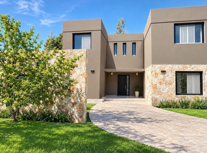Casa · 200m² · 5 Ambientes · 2 Cocheras