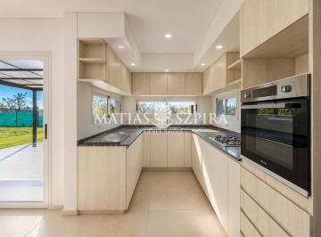Casa · 136m² · 4 Ambientes · 1 Cochera · Venta Casa en Alvarez del Bosque