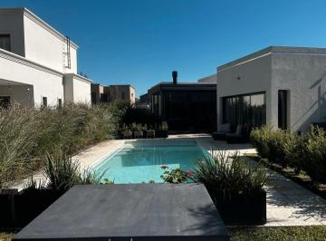 Casa · 220m² · 4 Ambientes · 2 Cocheras · Casa Minimalista en Los Talas