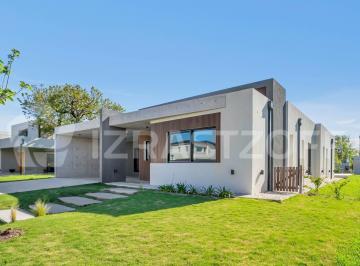 Casa · 224m² · 5 Ambientes · 4 Cocheras · Casa con Construcción de Excelencia y Gran Distribución en Una Planta, en La Calesa, Pilara