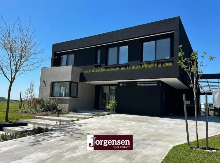 Casa · 324m² · 8 Ambientes · 2 Cocheras