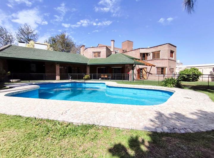 Casa · 450m² · 1 Ambiente · 4 Cocheras