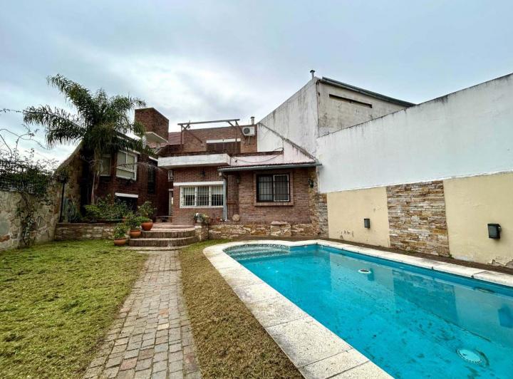 Casa · 260m² · 6 Ambientes · 2 Cocheras
