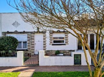 Casa · 98m² · 3 Ambientes · 1 Cochera · Venta Casa 3 Amb C/garaje Amplio - Parque