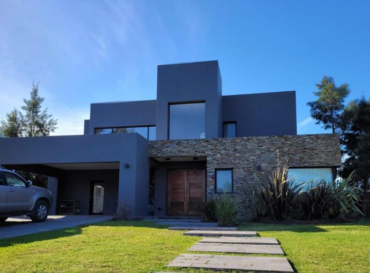 Casa · 294m² · 5 Ambientes · 2 Cocheras