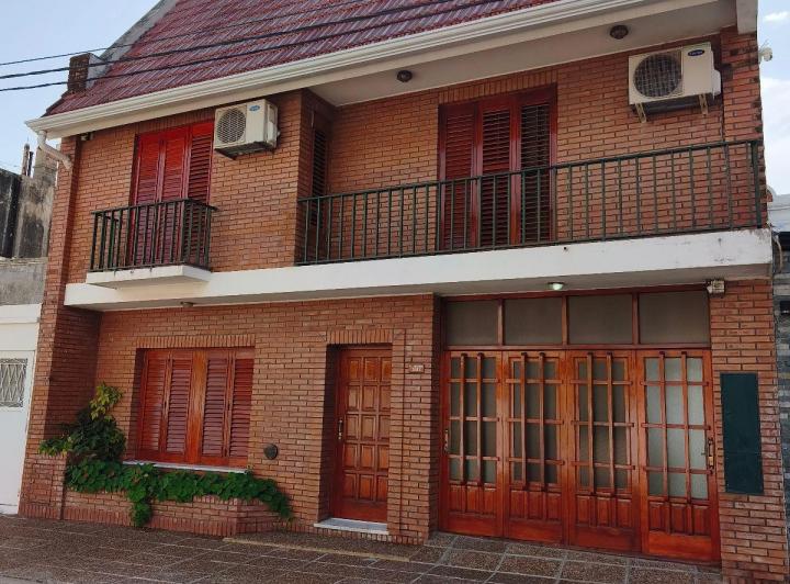 Casa · 266m² · 5 Dormitorios · 2 Cocheras
