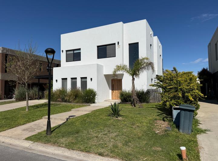 Casa · 250m² · 4 Ambientes · 1 Cochera