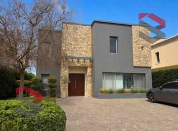 Casa · 221m² · 3 Dormitorios · 2 Cocheras · Venta Casa con Piscina en El Bosque Country Club
