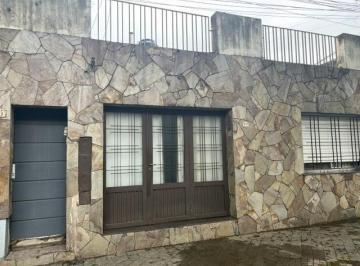 Casa · 60m² · 4 Ambientes · Casa 2 Dorm. Frente Gara / San Martin