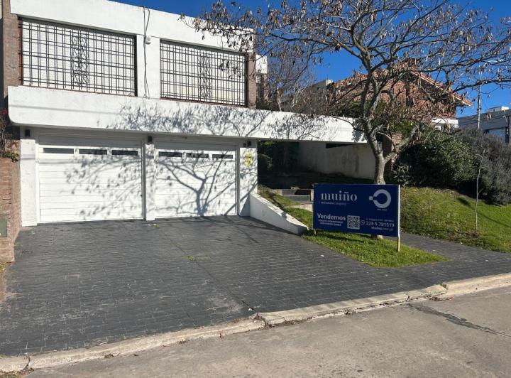 Casa · 190m² · 4 Ambientes · 2 Cocheras
