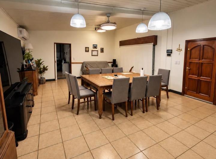 Casa · 135m² · 5 Ambientes · 2 Cocheras