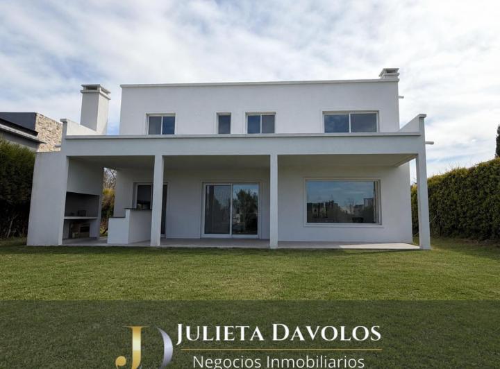 Casa · 201m² · 5 Ambientes · 2 Cocheras