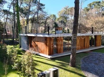 Casa · 248m² · 5 Ambientes · 2 Cocheras · Casa en Carilo