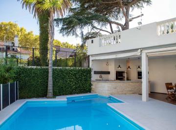 Casa · 397m² · 7 Ambientes · 2 Cocheras · Casa en Venta Vicente López con Pileta Quincho
