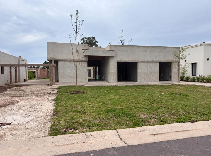 Casa · 143m² · 4 Ambientes · 2 Cocheras