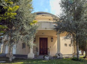 Casa · 467m² · 8 Ambientes · 3 Cocheras · Venta Casa 8 Amb Gran Jardín y Pileta en B. Cerrado