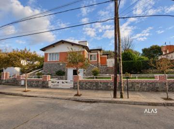 Casa de 3 ambientes, La Falda · Casa en Venta 2 Dorm., Jardín y Garage – Barrio Parque Jardín, La Falda