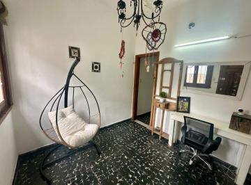 Casa · 140m² · 5 Ambientes · 1 Cochera · Casa 5amb C/pileta Climatizada, Cochera y Patio