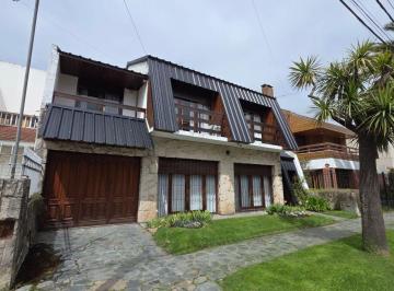 Casa de 6 ambientes, Mar del Plata · En Venta Chalet de 6 Ambientes con Garaje Doble y Quincho. Barrio Santa Mónica.