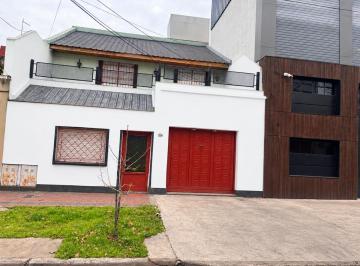 Casa · 230m² · 5 Ambientes · 1 Cochera · Venta Casa en Dos Plantas en Saenz Peña