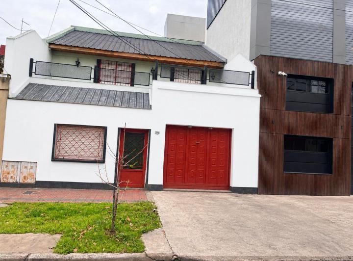 Casa · 230m² · 5 Ambientes · 1 Cochera