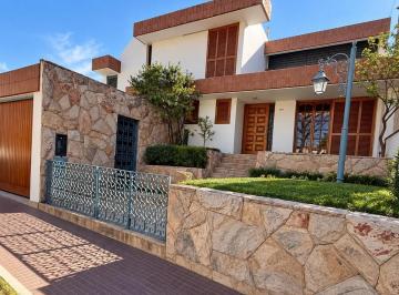 Casa · 280m² · 4 Dormitorios · 2 Cocheras · Openhouse Alquila Hermosa Casa en Pleno Corazon de La Quinta Sección.